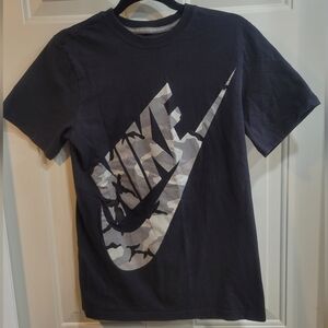 Nike T-Shirt Men's Small Black w/ Gray Camo Logo Regular Fit Graphic Tee